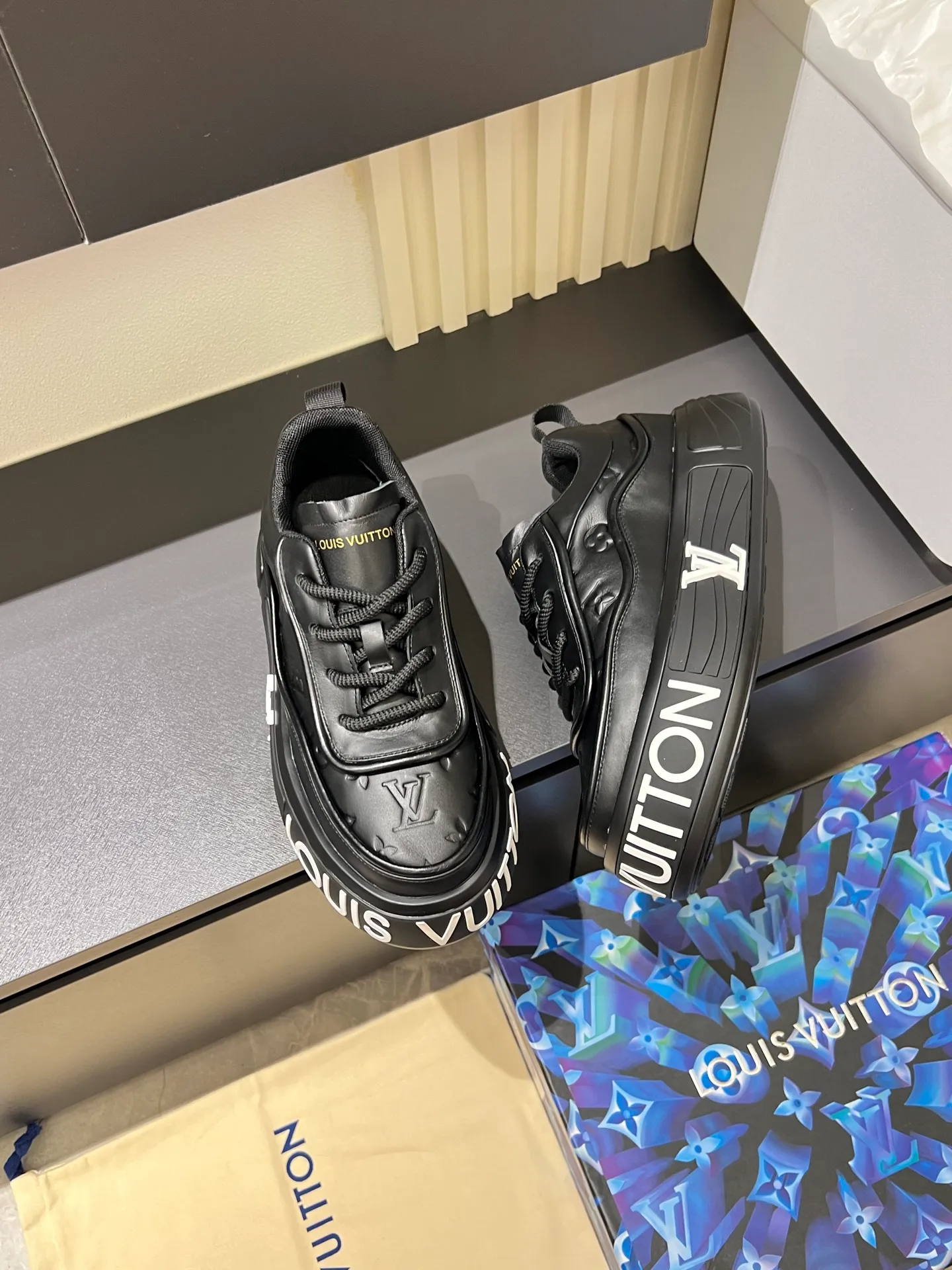 p560 "LOUI* VUITTO*" popular men's casual shoes, genuine development in Italy💯Purchase level quality✔️The upper is made of official website material first-layer cowhide, comfortable and soft sheepskin feet⚡️Fashionable and versatile. The toe last shape is firm and full, and the soles are made from LV original molds and can be freely entered and exited the counter. They are light and comfortable on the foot~purely handmade, details determine the quality! Size:39-44, (38.45 customized)